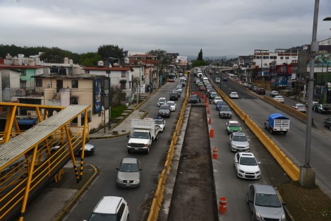 Los trabajos de repavimentación de la avenida Lázaro Cárdenas, están ocasionando problemas de circulación para conductores que circulan en sentido a la salida a Veracruz. Algunos aseguran que tardan con sus vehículos, de Plaza Crystal a la Araucaria, hasta una hora. 