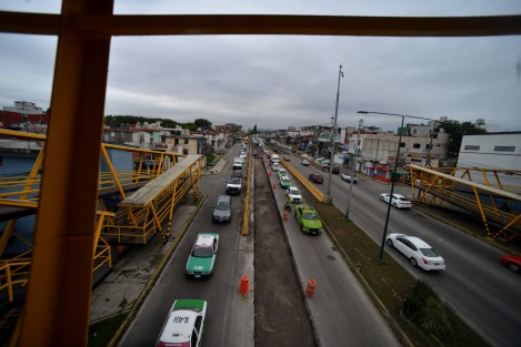 Los trabajos de repavimentación de la avenida Lázaro Cárdenas, están ocasionando problemas de circulación para conductores que circulan en sentido a la salida a Veracruz. Algunos aseguran que tardan con sus vehículos, de Plaza Crystal a la Araucaria, hasta una hora. 
