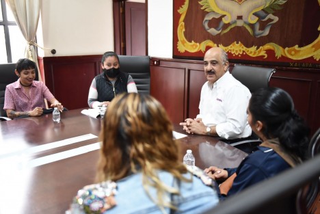  Para atender temas relacionados con la seguridad, la dignificación de espacios y el desarrollo de infraestructura sanitaria, hidráulica y pluvial, el presidente municipal Ricardo Ahued Bardahuil encabezó una audiencia ciudadana con patronatos, grupos de vecinos y padres de familia de distintas colonias. 

