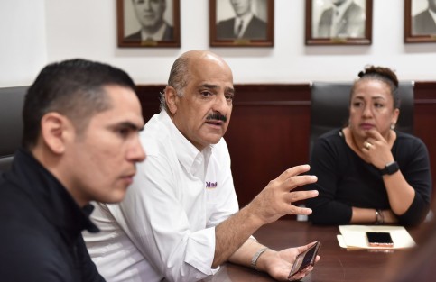Acompañado por el director de Seguridad Ciudadana y Tránsito Municipal, Miguel Valdez Ramírez y el director de Participación Ciudadana, Juan Marín Viveros, el Edil acordó acciones inmediatas para mitigar las problemáticas expuestas, así como un conjunto de soluciones a mediano plazo, por lo que agradeció la paciencia y participación activa de la ciudadanía.