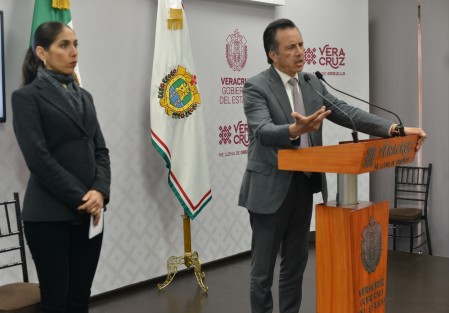 Respecto al enfrentamiento entre una banda de secuestradores y fuerzas estatales, ministeriales y la Marina en Paso del Toro, el gobernador Cuitláhuac García Jiménez felicitó a la fiscal General del Estado, Verónica Hernández Guiadáns porque ha sido gracias a la estrategia de seguridad que se pudo actuar para detenerlos. 