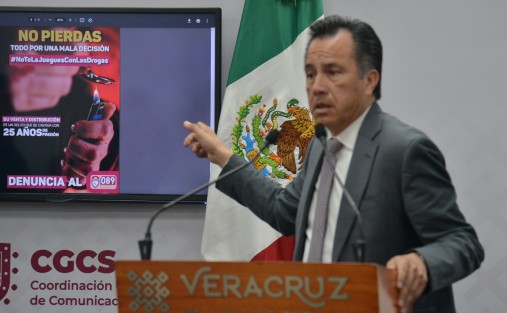 El gobernador Cuitláhuac García Jiménez manifestó que la administración estatal se suma a las acciones federales de atención a las causas de la inseguridad y la violencia, al tiempo de brindar protección a la sociedad con la detención de quienes distribuyen sustancias nocivas para la salud.