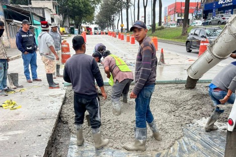 La tarde de este sábado se echó el colado de concreto hidráulico en la Av. Lázaro Cárdenas. En redes sociales el alcalde Ricardo Ahued agradeció la comprensión de la ciudadanía por las molestias que se generan. Esto es con la finalidad de mejorar la vialidad. 