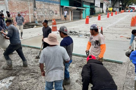La tarde de este sábado se echó el colado de concreto hidráulico en la Av. Lázaro Cárdenas. En redes sociales el alcalde Ricardo Ahued agradeció la comprensión de la ciudadanía por las molestias que se generan. Esto es con la finalidad de mejorar la vialidad. 