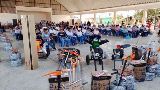 A través de la SEDARPA, en la localidad El Mirador en Chicontepec, se entregaron apoyos  ganaderos a productores de localidades de este municipio.  