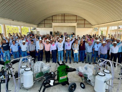 A través de la SEDARPA, en la localidad El Mirador en Chicontepec, se entregaron apoyos  ganaderos a productores de localidades de este municipio.  