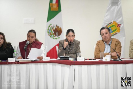 Este sábado, la Fiscal General del Estado, Verónica Hernández Giadáns, participó en una reunión encabezada por el Gobernador Cuitláhuac García Jiménez, con integrantes de distintos colectivos de familiares de personas desaparecidas.
