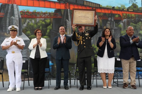  En el 161 Aniversario de los Tratados de la Soledad, el gobernador Cuitláhuac García Jiménez encabezó la ceremonia cívico-militar desde la Plazuela de la Antigua Estación del Ferrocarril e hizo entrega de un reconocimiento por el Día del Ejército Mexicano, al comandante de la 26/a Zona Militar, José Francisco Camarena Hernández.