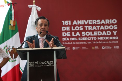  En el 161 Aniversario de los Tratados de la Soledad, el gobernador Cuitláhuac García Jiménez encabezó la ceremonia cívico-militar desde la Plazuela de la Antigua Estación del Ferrocarril e hizo entrega de un reconocimiento por el Día del Ejército Mexicano, al comandante de la 26/a Zona Militar, José Francisco Camarena Hernández. 