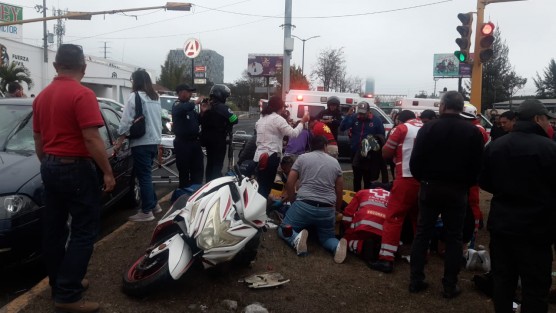 Los lesionados viajaban en motocicletas y se impactaron contra un vehículo particular. Los hechos sucedieron en los semáforos frente al módulo de Fuerza Civil sobre el carril que baja de plaza Américas. 