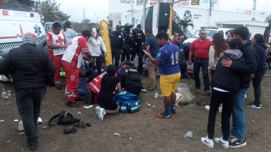 Los lesionados viajaban en motocicletas y se impactaron contra un vehículo particular. Los hechos sucedieron en los semáforos frente al módulo de Fuerza Civil sobre el carril que baja de plaza Américas. 
