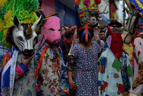 Actualmente, lograron que por un día, ellas puedan ir libremente disfrazadas y bailar alegremente por las calles de su pueblo, utilizando el traje típico que utilizan los hombres.
