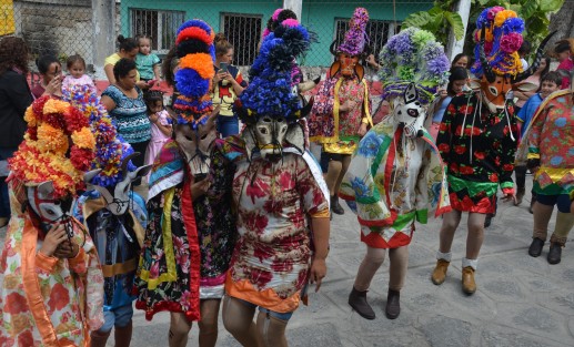 Actualmente, lograron que por un día, ellas puedan ir libremente disfrazadas y bailar alegremente por las calles de su pueblo, utilizando el traje típico que utilizan los hombres.
