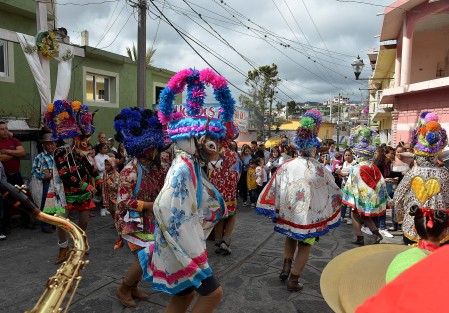 Actualmente, lograron que por un día, ellas puedan ir libremente disfrazadas y bailar alegremente por las calles de su pueblo, utilizando el traje típico que utilizan los hombres.
