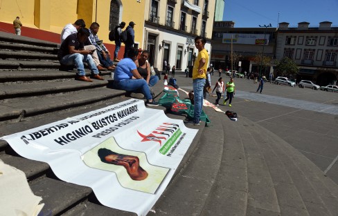 Integrantes del Frente Nacional de Liberación Social (FNLS) montaron un campamento en la Plaza Lerdo en Xalapa, para solicitar la liberación de Higinio Bustos Navarro, asegurando que es un preso político de la actual administración. 
