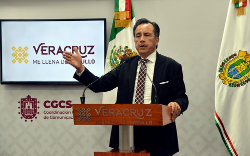 Durante su conferencia de prensa este lunes, el Gobernador Cuitláhuac García Jiménez, declaró que el móvil del homicidio del abogado Luis Emilio Fuster, habría sido el robo de su vehículo; ya que habría una banda que por <em>pedido</em> roba en la entidad vehículos específicos para su venta en el estado de Puebla. Foto: 