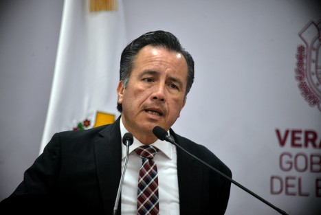 En cuanto al homicidio de la estudiante de Nutrición UV en la conurbación Veracruz-Boca, dijo que se procederá; de momento el presunto homicida está hospitalizado por haber intentado suicidarse, pero está detenido.
