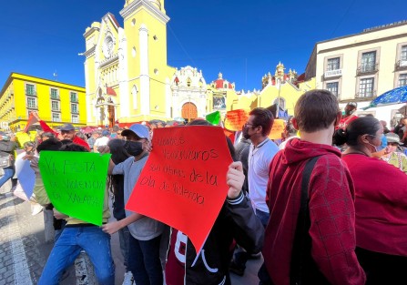 Estudiantes, profesores y padres de familia de la telesecundaria José María Luis Mora, marcharon por la calle Enríquez, y Viaducto y se manifestaron en la Plaza Lerdo. Protestan por constantes robos al plantel de la colonia Miguel Alemán.