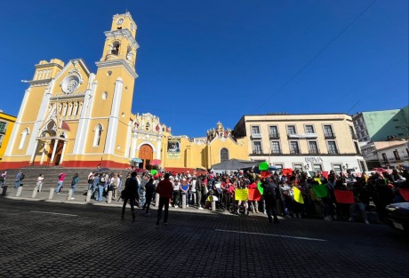 Estudiantes, profesores y padres de familia de la telesecundaria José María Luis Mora, marcharon por la calle Enríquez, y Viaducto y se manifestaron en la Plaza Lerdo. Protestan por constantes robos al plantel de la colonia Miguel Alemán.