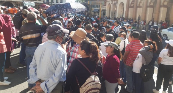 Estudiantes, profesores y padres de familia de la telesecundaria José María Luis Mora, marcharon por la calle Enríquez, y Viaducto y se manifestaron en la Plaza Lerdo. Protestan por constantes robos al plantel de la colonia Miguel Alemán.