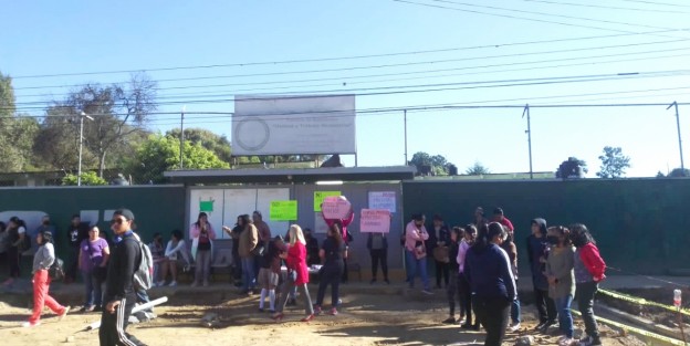 Padres y alumnos de la escuela de bachilleres Unidad y Trabajo, en la colonia Revolución, de Xalapa, llevan 6 días con toma del plantel, en rechazo del nuevo director, quien tiene antecedentes de acoso. Lamentan que autoridades educativas no den solución. 