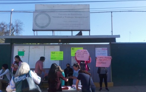 Padres y alumnos de la escuela de bachilleres Unidad y Trabajo, en la colonia Revolución, de Xalapa, llevan 6 días con toma del plantel, en rechazo del nuevo director, quien tiene antecedentes de acoso. Lamentan que autoridades educativas no den solución. 