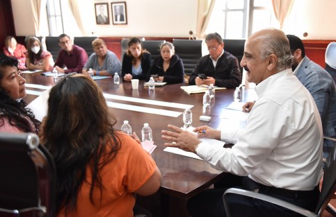 El presidente municipal Ricardo Ahued Bardahuil recibió a vecinas y vecinos representantes de distintas colonias, quienes le plantearon diversas gestiones y solicitudes para acceder a mejores servicios y obra pública. 