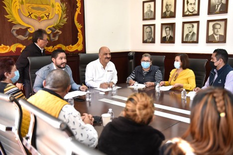 Acompañado por el regidor Daniel Fernández Carrión y el director de Participación Ciudadana, Juan Marín Viveros, el Edil escuchó a la ciudadanía y dio cause a sus documentos, con el fin de integrarlos a las carpetas que en breve servirán para la conformación del Programa General de Inversión (PGI) 2023.
 