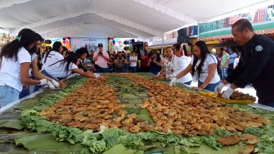 En el Chiletón organizado en Coyolillo, municipio de Actopan, Ver., este año no se logró la meta de reunir los 12 mil chiles rellenos que se tenían como objetivo, quedándose en el 80% de su propósito. 