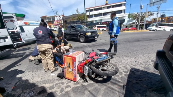 Continúan los accidentes de motos en Xalapa. La tarde de este miércoles una camioneta impactó a un motorepartidor en el cruce de 20 de Noviembre y Xalapeños Ilustres. El joven resultó con varias heridas y al parecer con fuerte lesión en una pierna. 