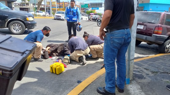 Continúan los accidentes de motos en Xalapa. La tarde de este miércoles una camioneta impactó a un motorepartidor en el cruce de 20 de Noviembre y Xalapeños Ilustres. El joven resultó con varias heridas y al parecer con fuerte lesión en una pierna. 