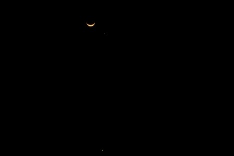 Después de la puesta del sol, así se pudo apreciar la Luna, Venus y Júpiter, La Luna en fase creciente ocupo el espacio entre los dos planetas para lograr un evento celestial único, gracias a que al mismo tiempo de la conjunción entre los dos planetas, la Luna y Venus compartirán la misma ascensión recta este-oeste.