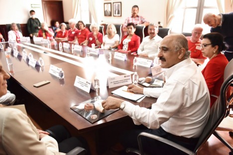 El presidente municipal Ricardo Ahued Bardahuil ofreció la amplia oferta cultural de la ciudad, con el fin de brindar la oportunidad de conocer las tradiciones locales, por lo que además de hacer entrega de algunos presentes elaborados en el Taller de Arte Popular (TAP), se organizará un encuentro acompañado por alguna de las orquestas o agrupaciones musicales con las que el Ayuntamiento cuenta.