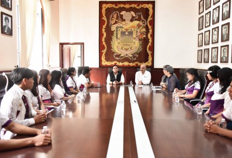 El presidente municipal Ricardo Ahued Bardahuil recibió a jóvenes pertenecientes a la escuela municipal de halterofilia, quienes lograron 36 medallas de oro, 14 de plata y 9 de bronce en los pasados Juegos Estatales Conade. 