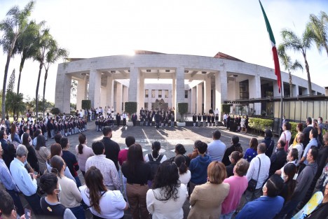 En vísperas del Día de la Bandera y con la finalidad de promover los valores cívicos en las niñas y los niños, este jueves 23 de febrero el Centro Escolar Liceo de Xallapan realizó en la explanada del Palacio Legislativo un acto cívico conmemorativo a la fecha, con la participación de alrededor de 150 alumnos y que presenciaron padres de familia.