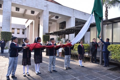 En vísperas del Día de la Bandera y con la finalidad de promover los valores cívicos en las niñas y los niños, este jueves 23 de febrero el Centro Escolar Liceo de Xallapan realizó en la explanada del Palacio Legislativo un acto cívico conmemorativo a la fecha, con la participación de alrededor de 150 alumnos y que presenciaron padres de familia.