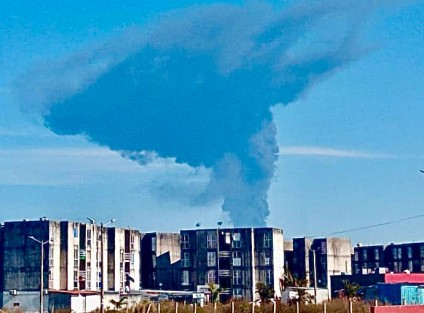 La tarde de este jueves se reporta un incendio en el centro de almacenamiento Tuzandepetl; información extraoficial indica que el siniestro se habría originado por la explosión de un ducto de gas; también se habla de la explosión del pozo 331. Por confirmarse los hechos.