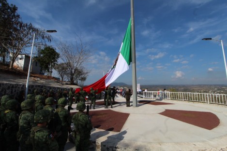 Desde Cerro Gordo,  el gobernador Cuitláhuac García Jiménez, en compañía de funcionarios de gobierno y diputados locales. encabezó la conmemoración por el Día de la Bandera.

