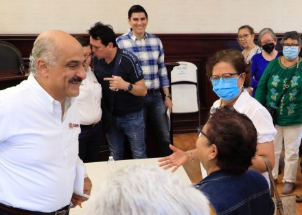 Para analizar una propuesta adecuada y elaborar un proyecto ejecutivo para la atención integral de la calle Nardo, en Santa Rosa, Primera Sección, funcionariado encabezado por el presidente municipal Ricardo Ahued Bardahuil atendió a integrantes del Comité de la obra. 

