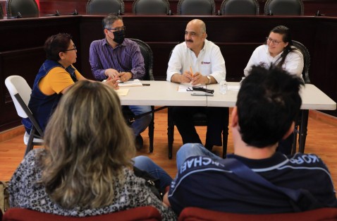 Ante las y los vecinos recordó que en pasadas administraciones, en un periodo de cinco años se invirtieron 31 millones de pesos en obra hidráulica, mientras que el año pasado, entre la Comisión Municipal de Agua Potable y Saneamiento (CMAS) y el Ayuntamiento, se destinaron a este importante rubro 150 millones de pesos.