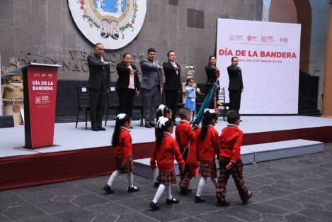 Como parte de las actividades para conmemorar el Día de la Bandera, el Gobierno del Estado realizó una demostración de escoltas con el alumnado de los preescolares Trinidad Pérez González, Juan Escutia, Noxinach, Jamli y Bertha Hernández Díaz en el patio central de la sede del Poder Ejecutivo.