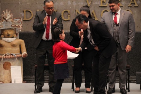 Como parte de las actividades para conmemorar el Día de la Bandera, el Gobierno del Estado realizó una demostración de escoltas con el alumnado de los preescolares Trinidad Pérez González, Juan Escutia, Noxinach, Jamli y Bertha Hernández Díaz en el patio central de la sede del Poder Ejecutivo.