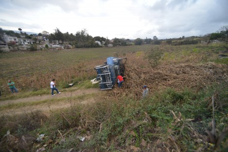  Un camión cañero volcó sobre la carretera Xalapa- Alto-Lucero. A decir de los peritos, el peso de la carga y los falla en los frenos, habrían provocado la volcadura de la unidad. 
