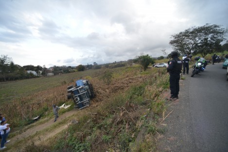  Un camión cañero volcó sobre la carretera Xalapa- Alto-Lucero. A decir de los peritos, el peso de la carga y los falla en los frenos, habrían provocado la volcadura de la unidad. 
