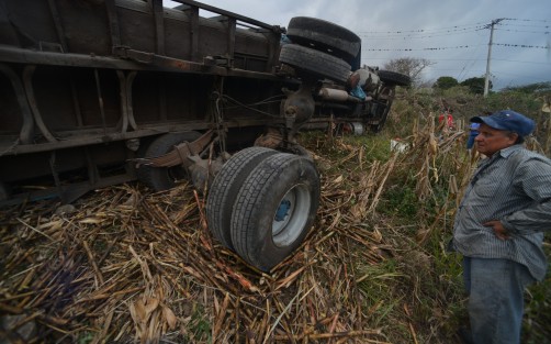  Un camión cañero volcó sobre la carretera Xalapa- Alto-Lucero. A decir de los peritos, el peso de la carga y los falla en los frenos, habrían provocado la volcadura de la unidad. 
