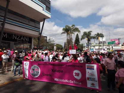  Xalapeños marcharon desde el Teatro del Estado hasta la Plaza Lerdo en defensa del INE así como también, para pedir a la Suprema Corte de Justicia resuelva en su momento el Plan B. La marcha se reporto sin incidentes.  