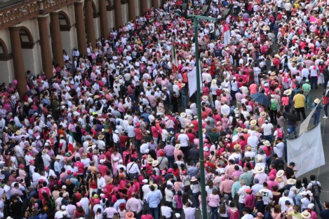  Xalapeños marcharon desde el Teatro del Estado hasta la Plaza Lerdo en defensa del INE así como también, para pedir a la Suprema Corte de Justicia resuelva en su momento el Plan B. La marcha se reporto sin incidentes.  