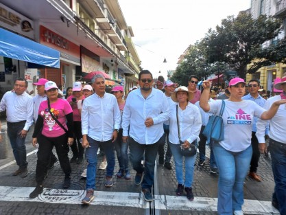 Aunque la marcha se promocionó como ciudadana, algunos acudieron acompañados de sus familias políticas. 