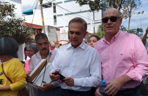 Aunque la marcha se promocionó como ciudadana, algunos acudieron acompañados de sus familias políticas. 