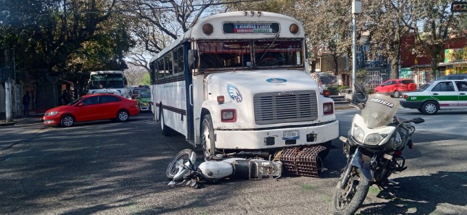 En uno más de los accidentes de motociclistas repartidores, un hombre terminó abajo de una unidad de Servicio Urbano al chocar contra el mismo en la esquina de Ruiz Cortines  y Acueducto. Paramédicos de Cruz verde y Grupo Panteras lo trasladaron a un hospital. 